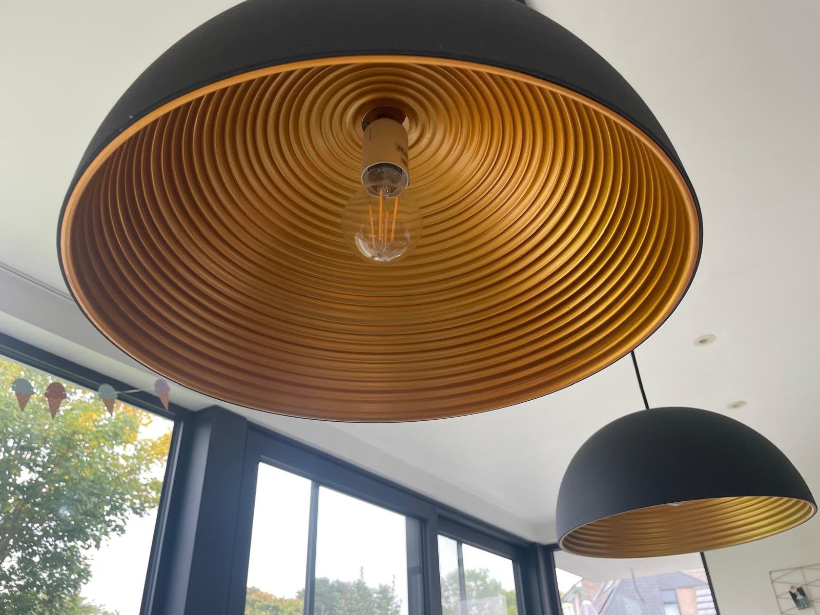 Set van 2 moderne zwarte hanglampen (+rail) met goud binnen, Huis en Inrichting, Ophalen, Zo goed als nieuw