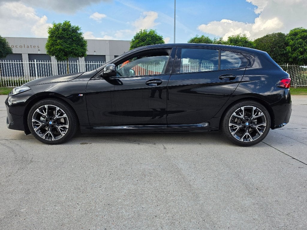BMW 120i M-Pack Sport Automaat 2025, Autos, Argent ou Gris, Euro 6, Entreprise, Garantie prolongée