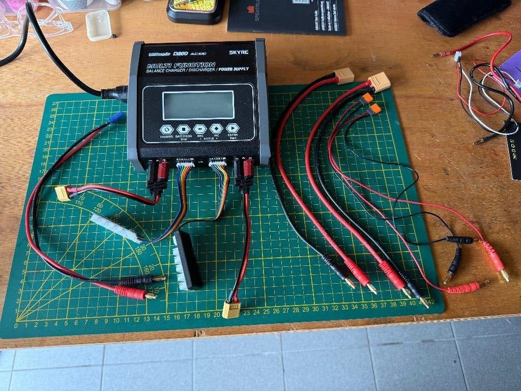Chargeur AC/DC SkyRC D260 Duo (2 x 130 W) en parfait état, Enlèvement ou Envoi, Comme neuf, Plus grand que 1:32
