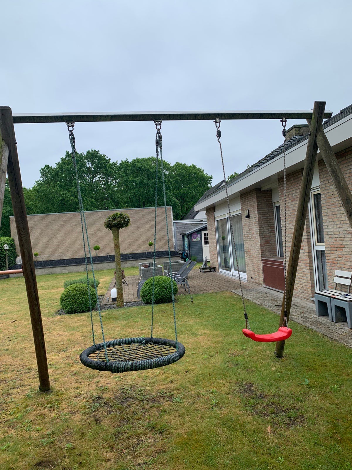 Leuk zpeelhuisje met glijbaan en 2 schommels, Kinderen en Baby's, Ophalen, Gebruikt, Glijbaan