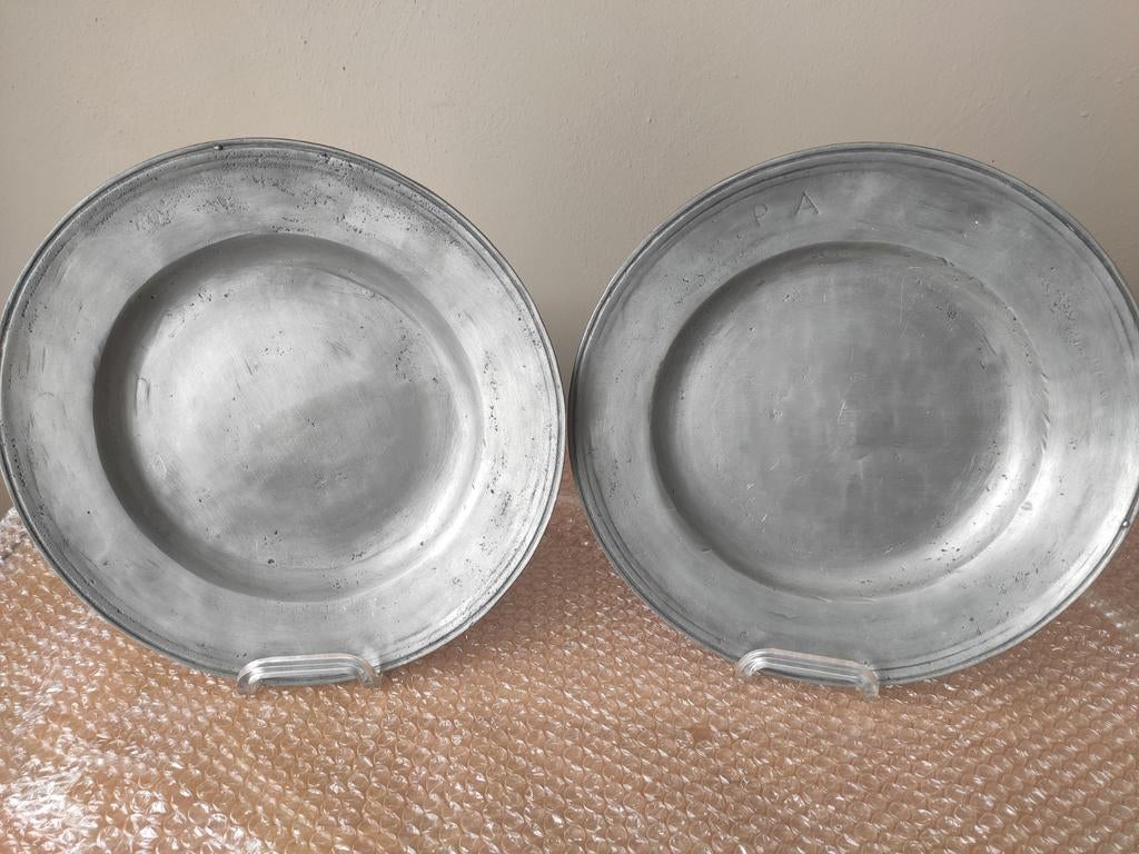 2 tinnen borden, Ophalen