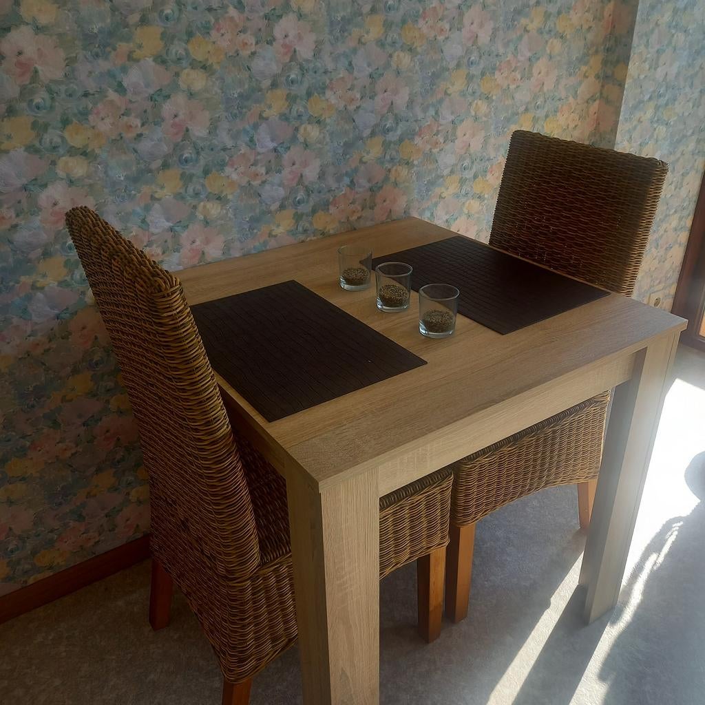 Tafel en 2 stoelen