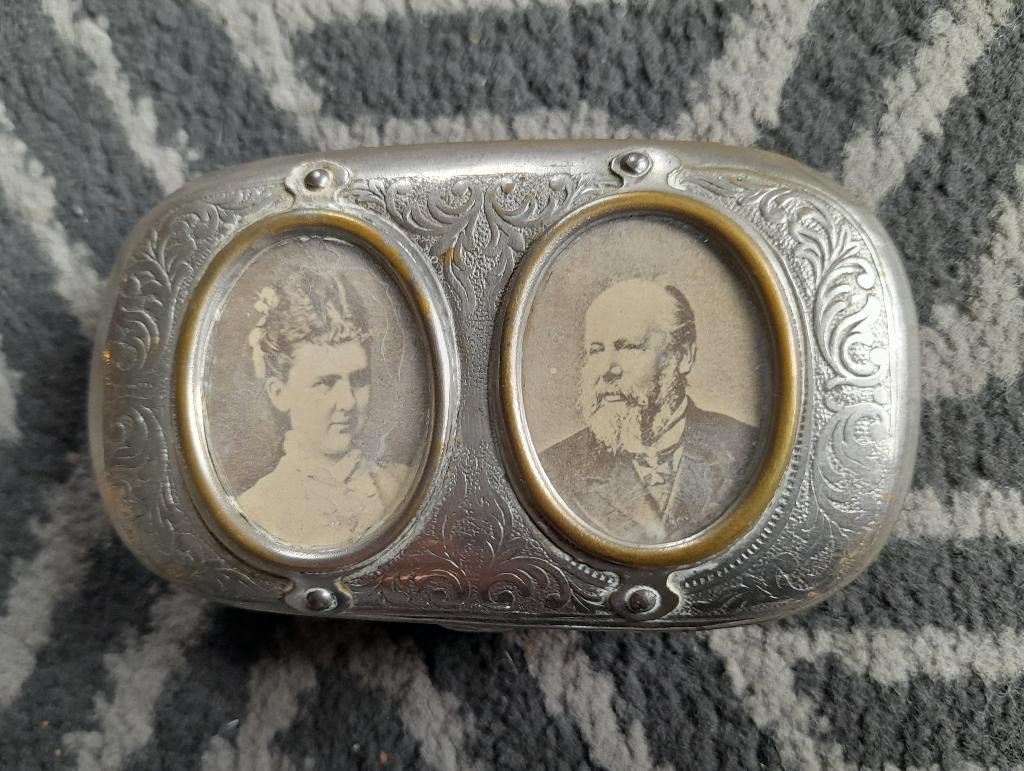 Antiek tabaksdoosje met foto medaillon, Verzenden, Gebruikt