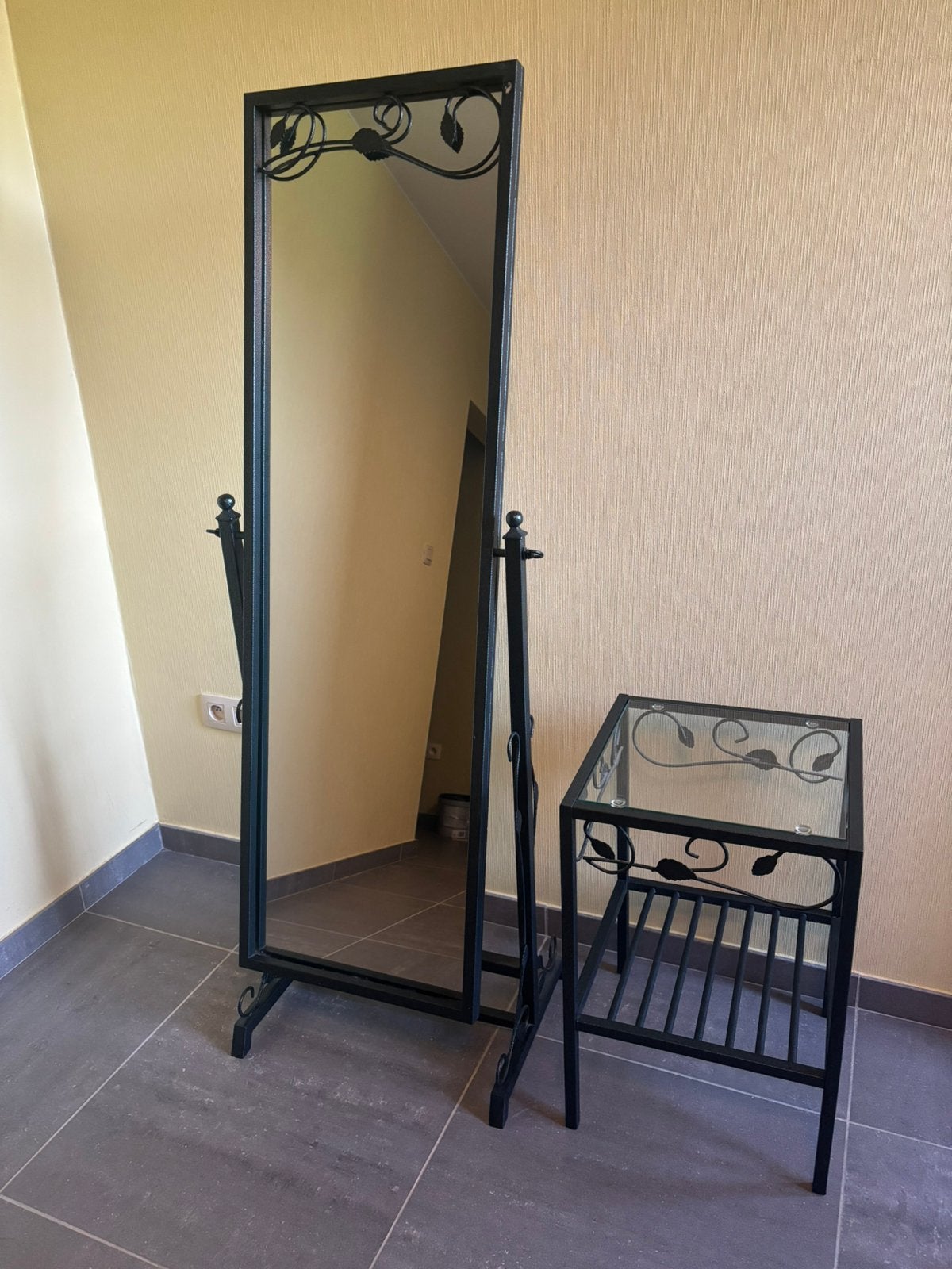 Spiegel en bijzettafel set - zwart metaal, Ophalen, Gebruikt, 150 tot 200 cm