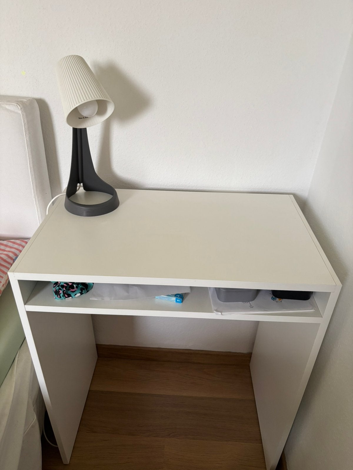 Bureau met lamp voor kinderen, Huis en Inrichting, Bureaus, Ophalen, Zo goed als nieuw, IKEA