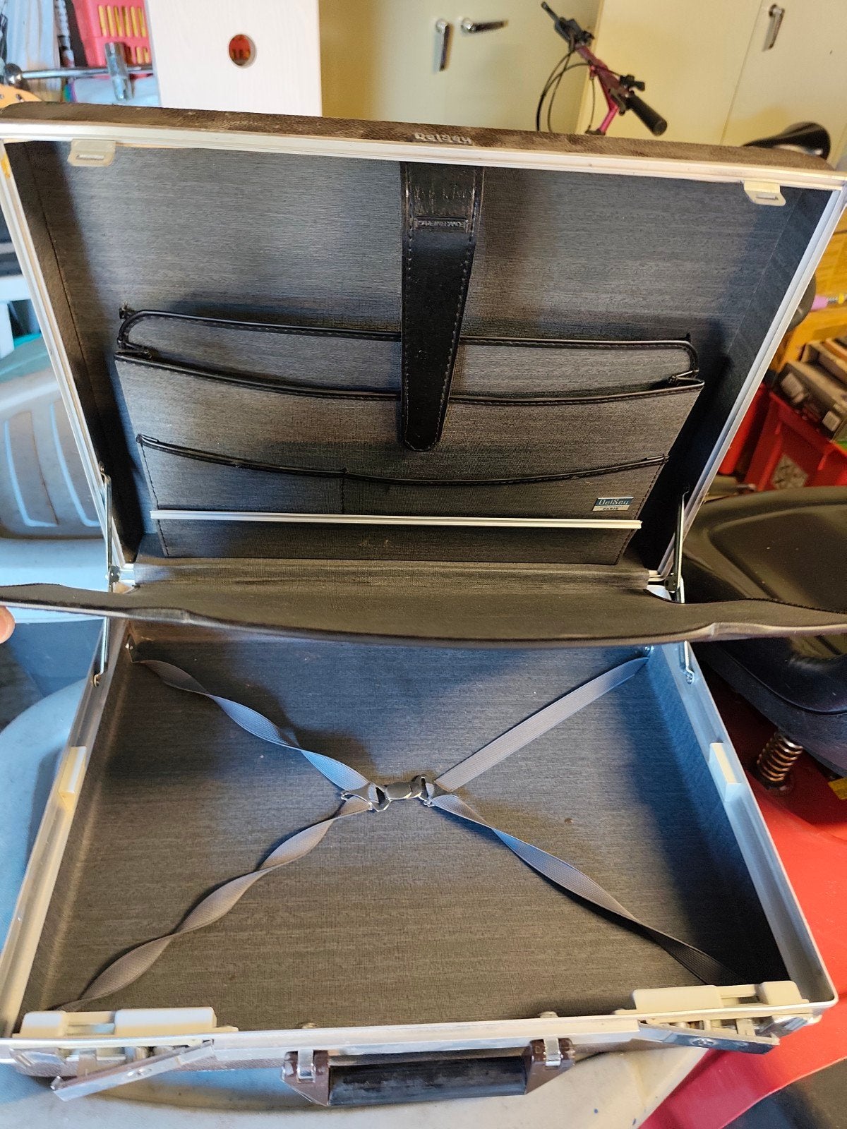 attaché case Delsey très peu servi 50€.0497681565., Enlèvement, Comme neuf