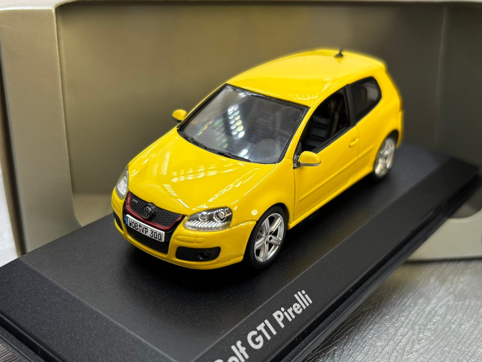 1:43 Volkswagen golf V GTI PIRELLI, Enlèvement ou Envoi, Comme neuf, MiniChamps
