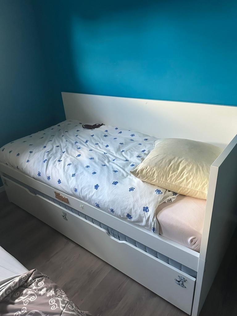 Bed en commode te koop, Ophalen, Zo goed als nieuw, Lattenbodem