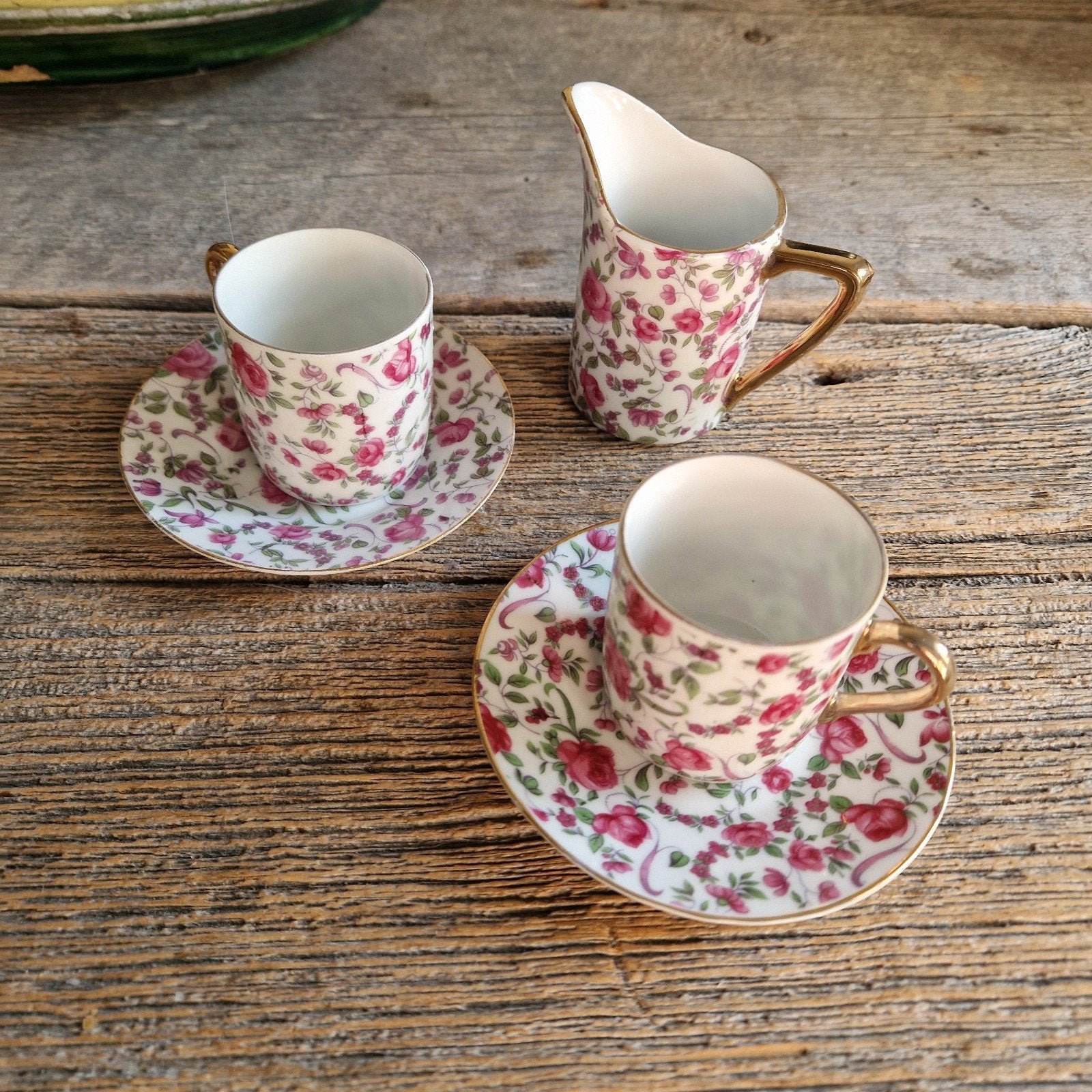 2 petites tasses et sous tasses avec pot à lait, Enlèvement ou Envoi, Porcelaine