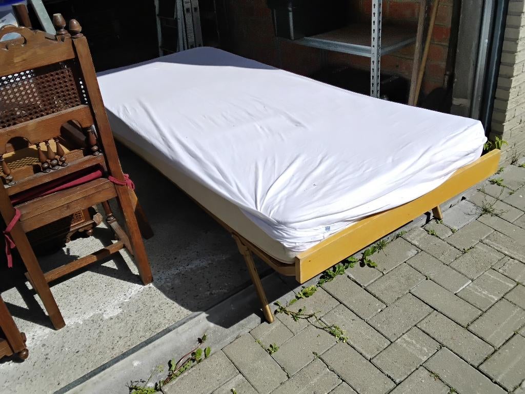GRATIS 2 metalen plooibedden met matras, Ophalen, Gebruikt