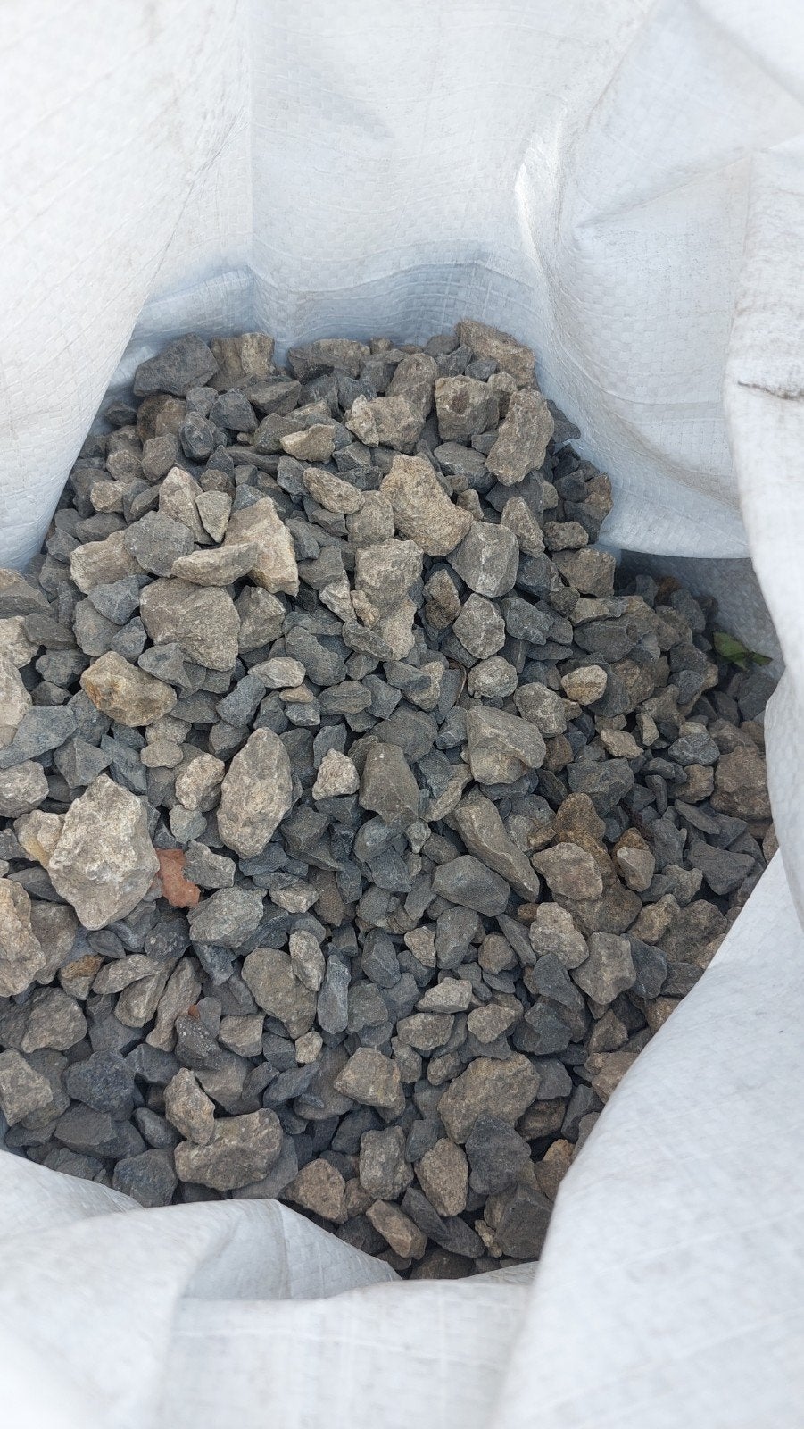 A donner : Graviers gris, gravier gris et blanc, galets, Jardin & Terrasse, Gravier, Rochers & Caillasse, Enlèvement, Utilisé