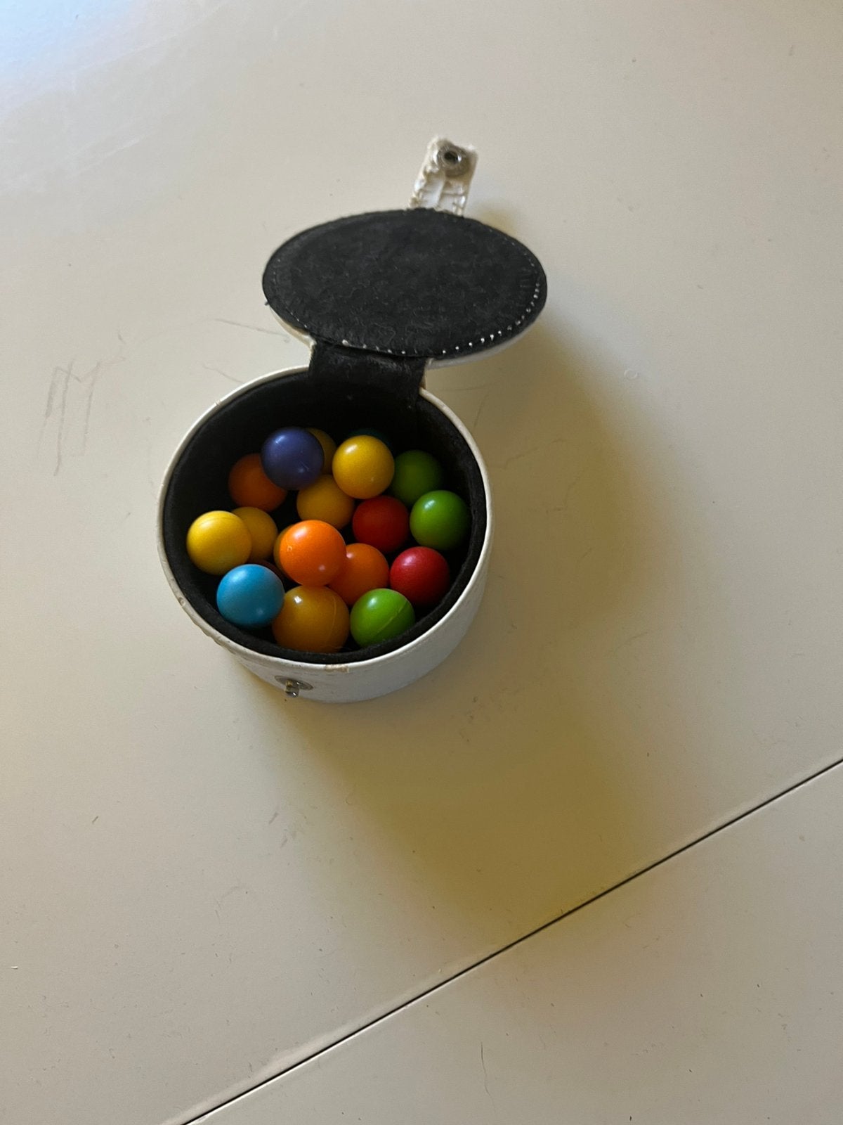 Doosje je met verschillende kleuren balletjes, Verzamelen, Speelgoed, Ophalen of Verzenden, Gebruikt