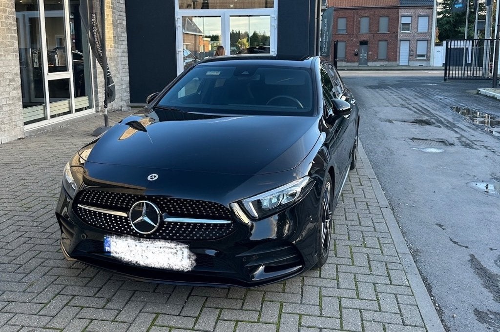 Mercedes A-Klasse 180 AMG Line, Leder en Stof, Zwart, 5 deurs, Particulier