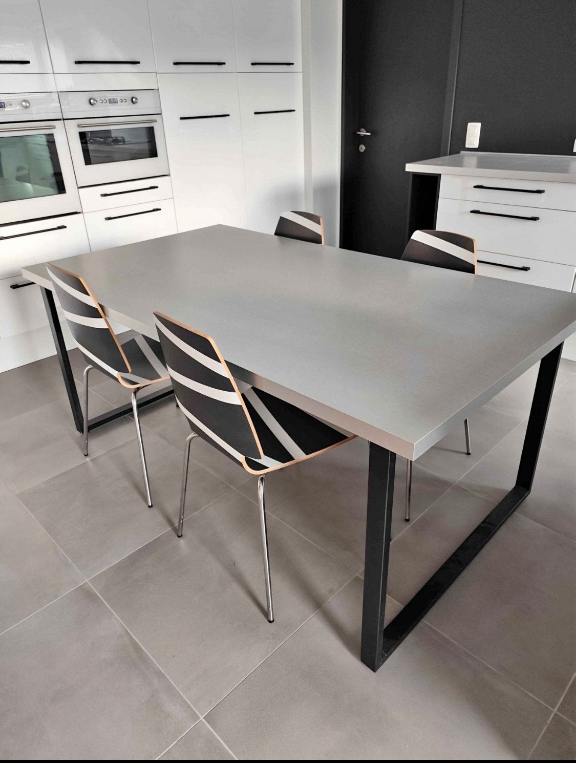Table structure en metal fait par un artisan + 4chaises, Enlèvement, Utilisé