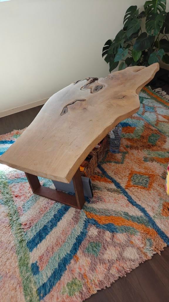 Table basse en bois massif et fer forgé - pièce unique, Maison & Meubles, Tables | Tables de salon, Enlèvement