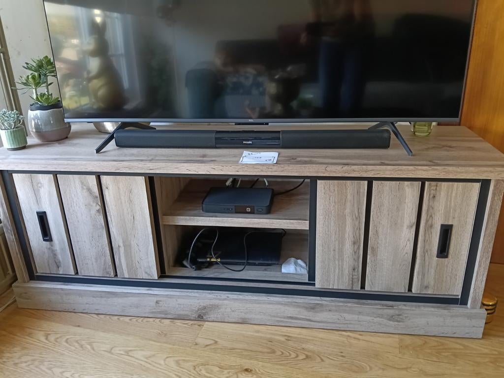 Nieuwstaat tv meubel, Ophalen