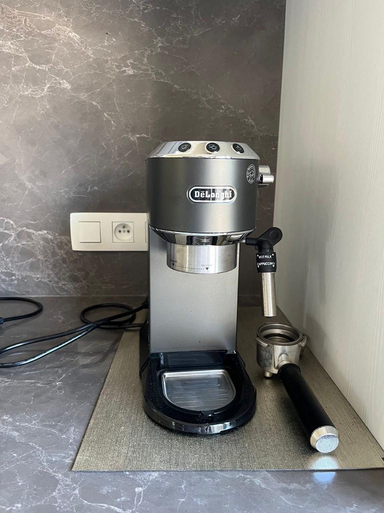 Koffiemachine De’Longhi Dedica, Ophalen, Koffiemachine, Zo goed als nieuw, Afneembaar waterreservoir