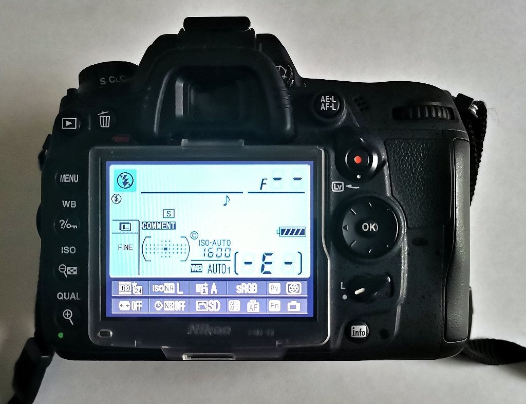 Nikon D7000, TV, Hi-fi & Vidéo, Sans zoom optique, Enlèvement ou Envoi, Comme neuf, Mise au point manuelle