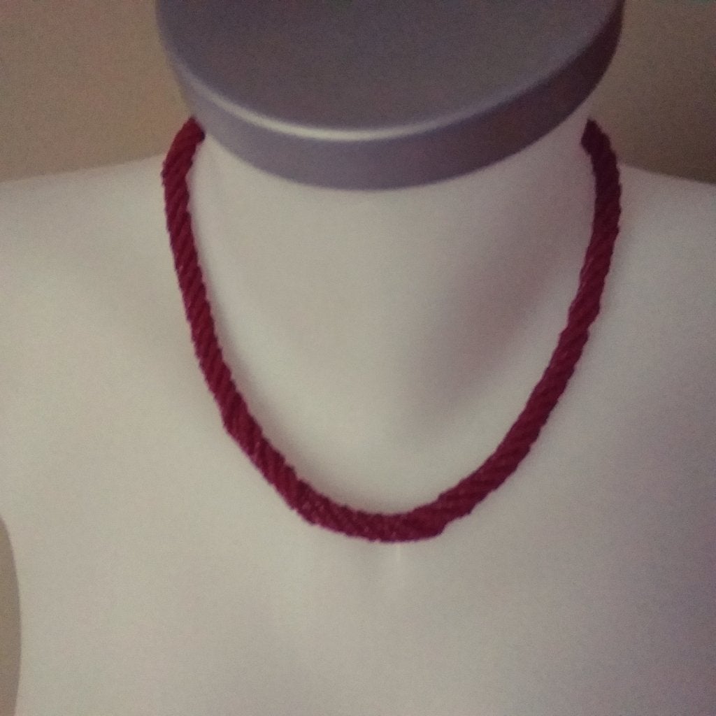 Collier torsadé en corail couleur bordeaux., Enlèvement ou Envoi
