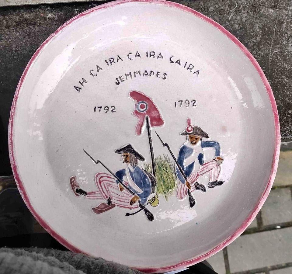 plat en dour signe georges jori, Antiquités & Art, Antiquités | Céramique & Poterie, Enlèvement ou Envoi
