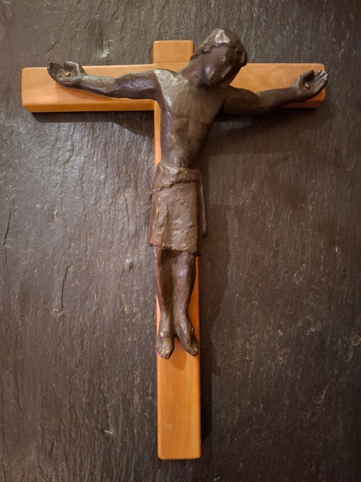 Grand crucifix religieux – Christ sculpté en métal patiné, Enlèvement