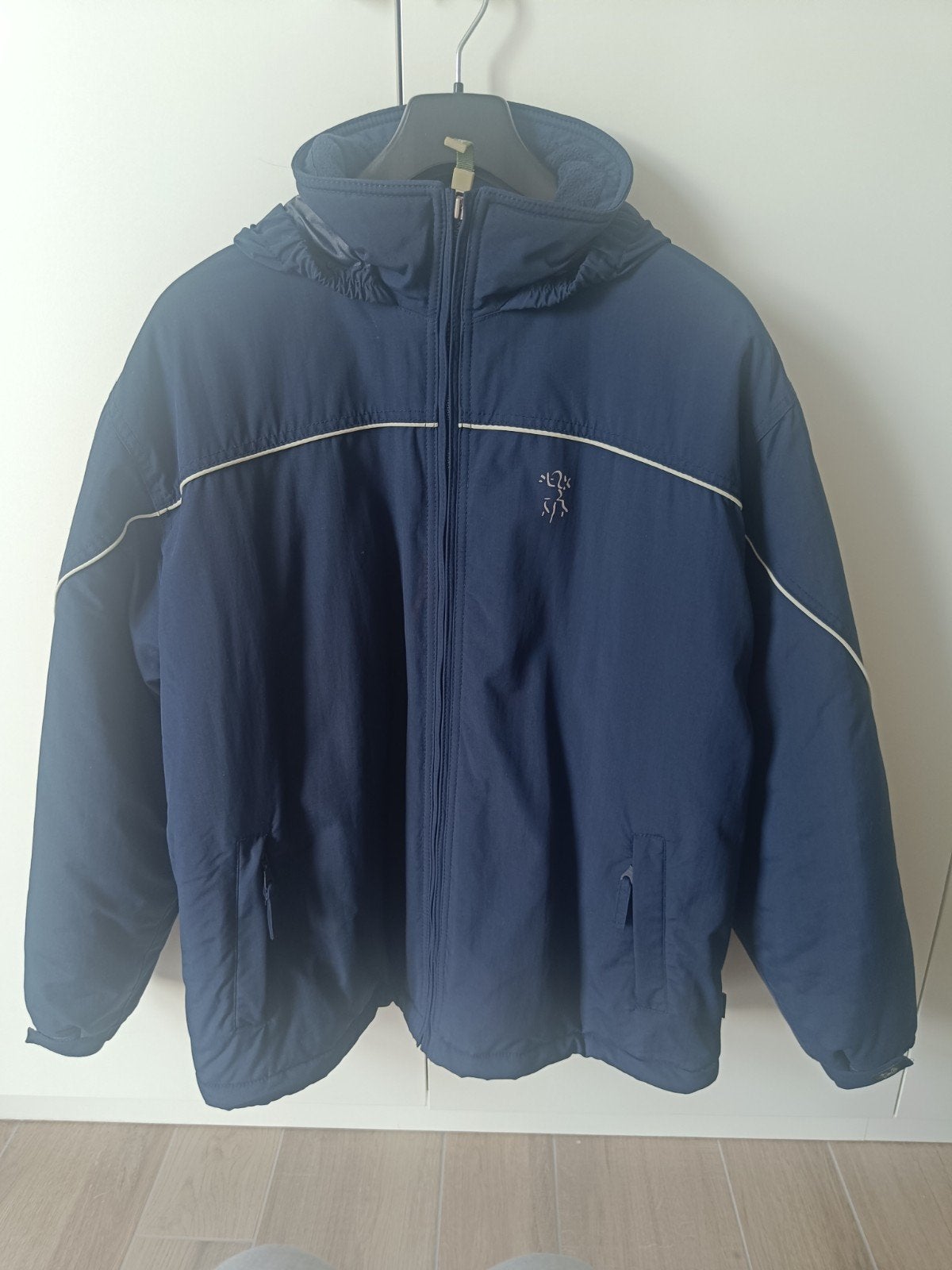 Unisex ski-jas blauw. LARGE. Waterdicht, winddicht
Maat L (, Kleding | Dames, Ophalen, Nieuw, Maat 42/44 (L)