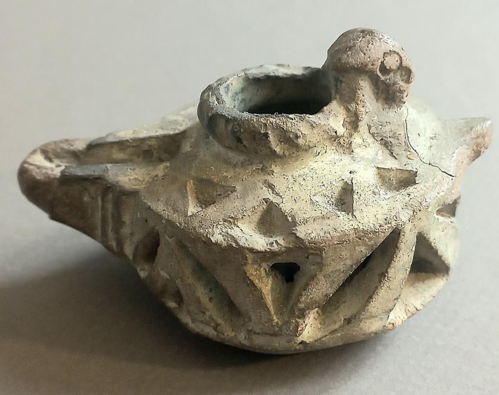 Art islamique. Lampe à huile. Terre cuite émaillée. 8-12e s.