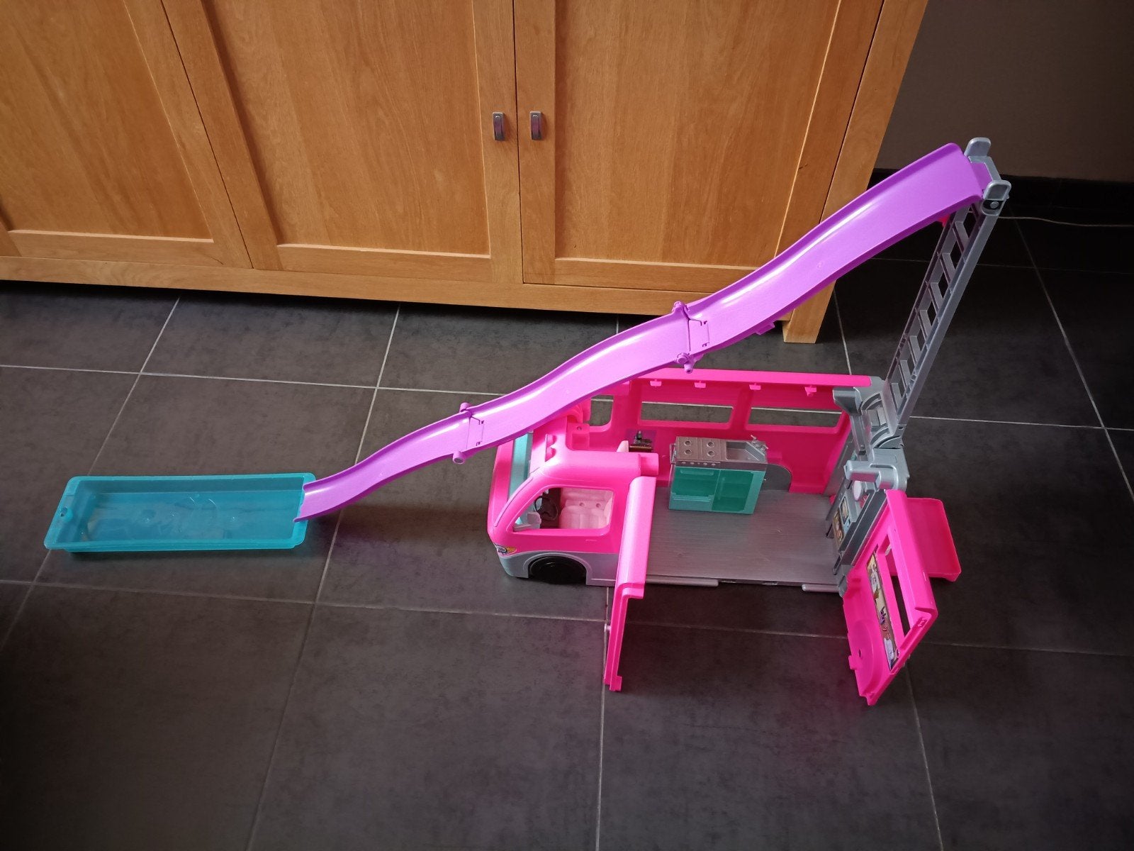barbie camper huis met glijbaan, Ophalen of Verzenden, Zo goed als nieuw