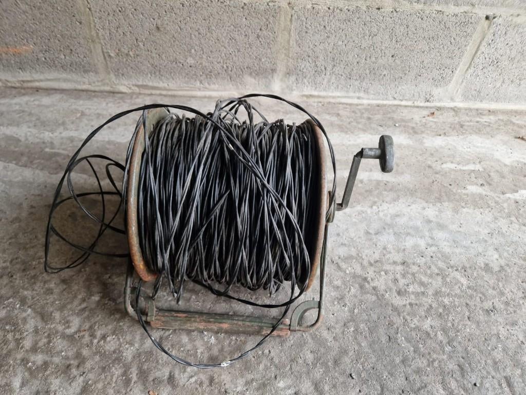 Radio reel met kabel militair, Ophalen
