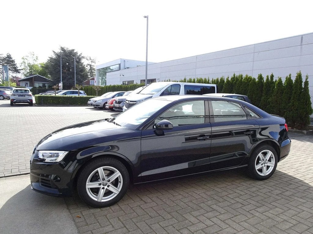 Audi A3 1.0TFSi 4d. XENON/LED,NAVI,CRUISE,PDC,BLUETH,AIRCO,A, Auto's, Audi, 4 deurs, Stof, Gebruikt, Zwart