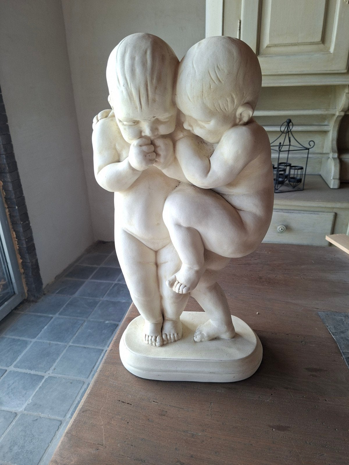 beeld Fluisterende kinderen, Ophalen
