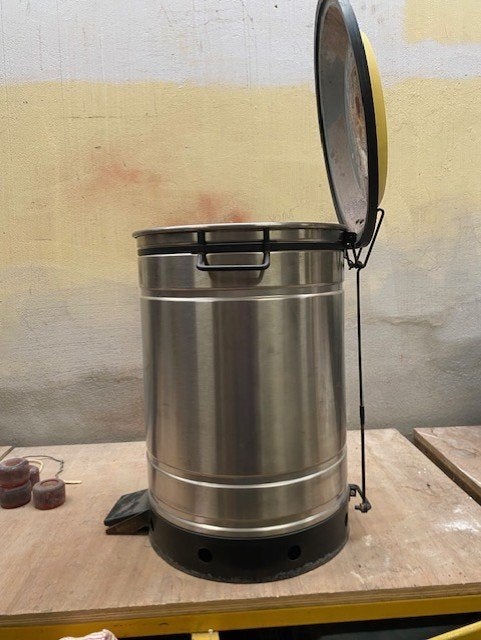poubelle ignifuge poubelle à pédale, À pédale, 40 litres ou plus, Enlèvement, Utilisé