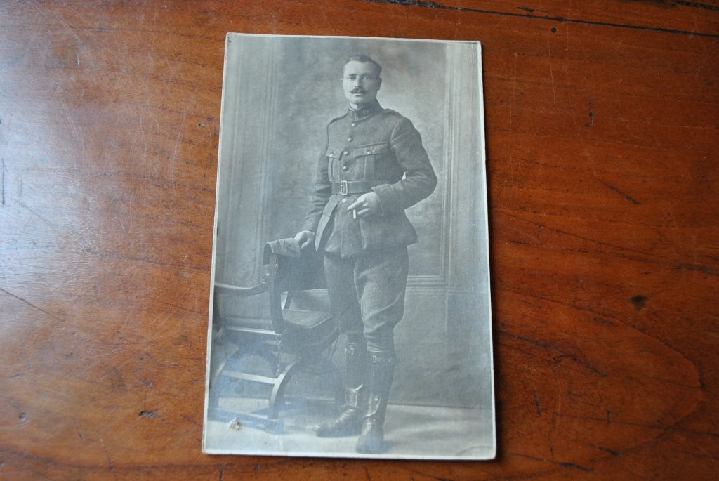 Photo carte ancienne Militaire en uniforme posant cigarette, Enlèvement ou Envoi, Autres, Photo ou Poster