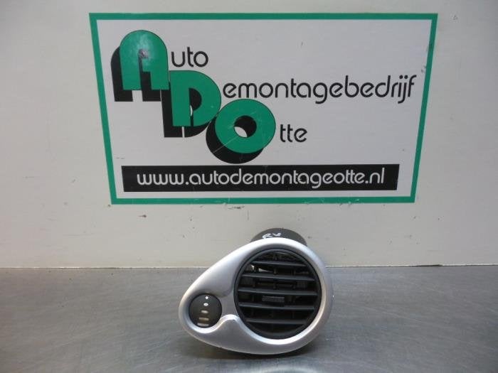Grille aération tableau de bord d'un Renault Clio (Clio 3 0, Renault, -, 3 mois de garantie, Utilisé