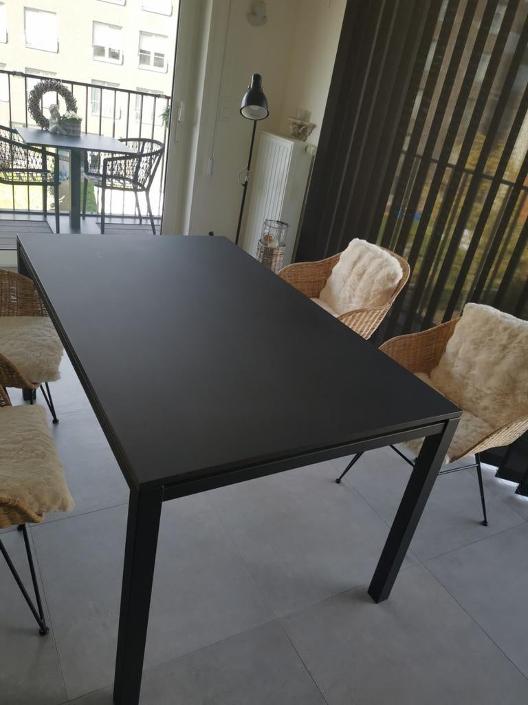 mooie Tafel in donkergrijze in perfected staat, Ophalen