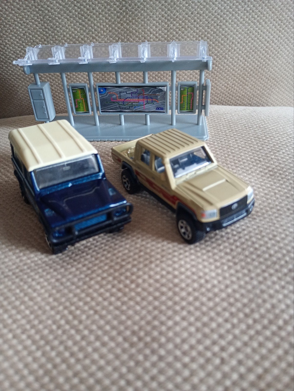 Toyota Land Cruiser et Land Rover Defender, Enlèvement ou Envoi, Neuf, Voiture