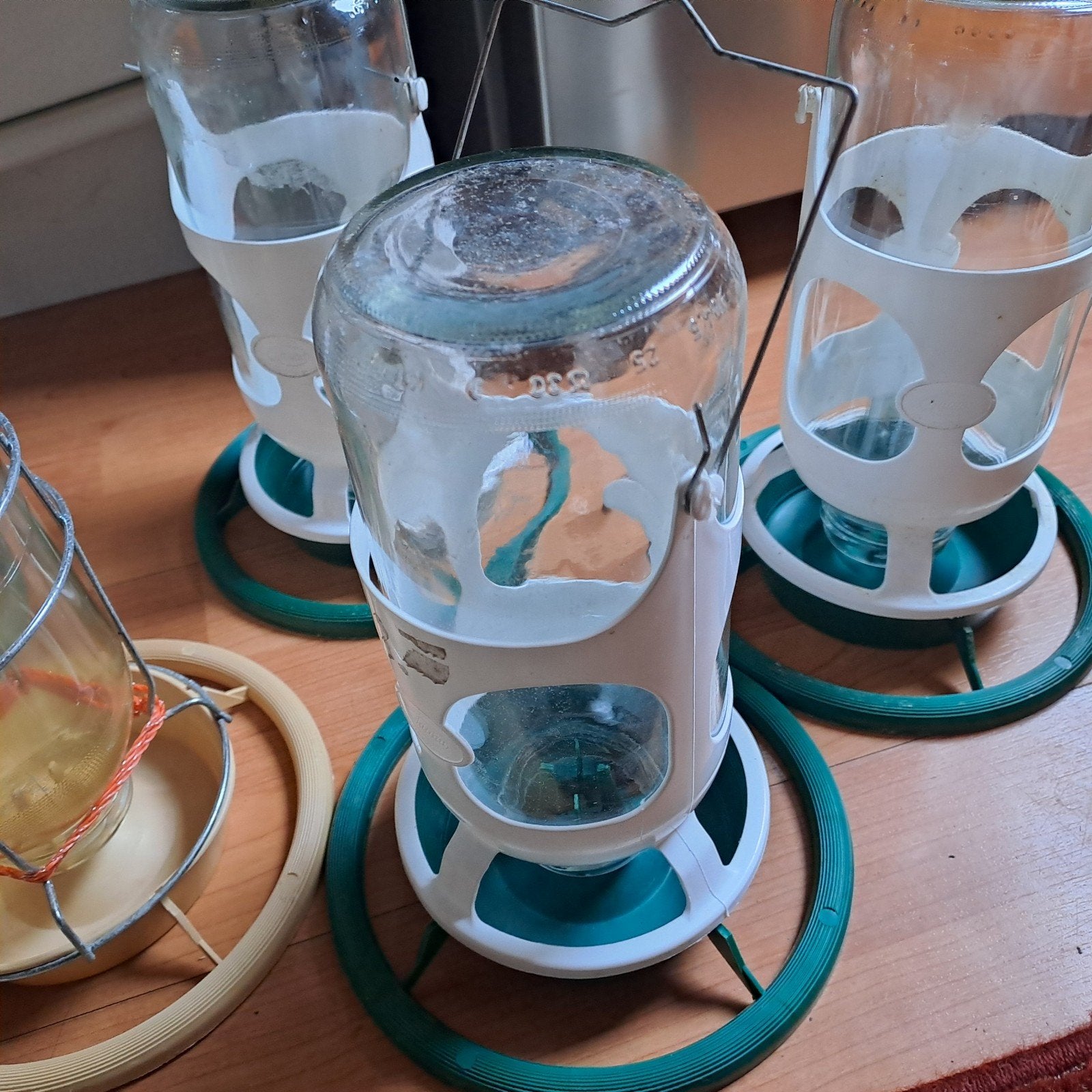 Voer en drinkbakken, Ophalen