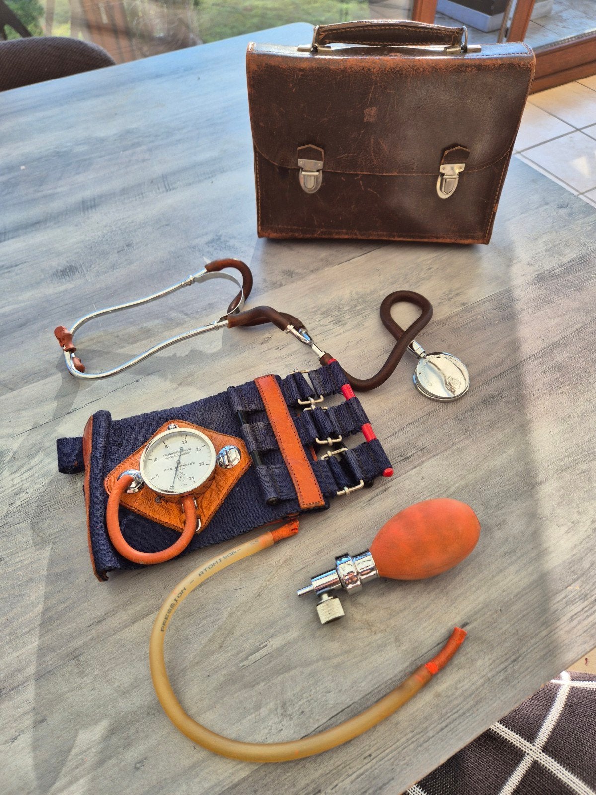 Valisette avec ancien stéthoscope, Divers, Enlèvement ou Envoi
