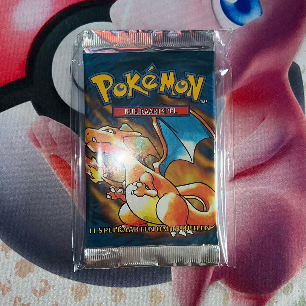 (NL) Pokemon base set charizard booster pack, Hobby en Vrije tijd, Ophalen of Verzenden, Zo goed als nieuw, Booster