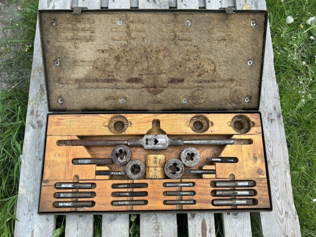 wo2 - Britse toolbox - schroefdraadsnijset 1944, Verzamelen, Ophalen, Landmacht, Kist of Geocache