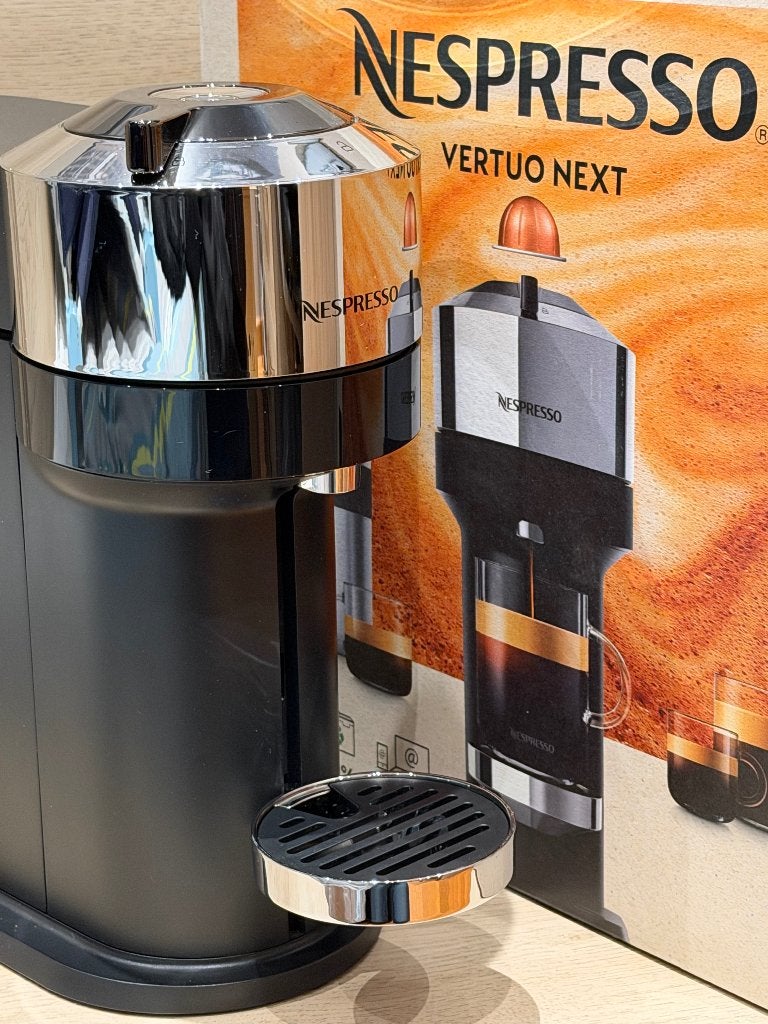 Nespresso Vertuo Next (Black + chrome), Ophalen, Espresso apparaat, Zo goed als nieuw, 1 kopje