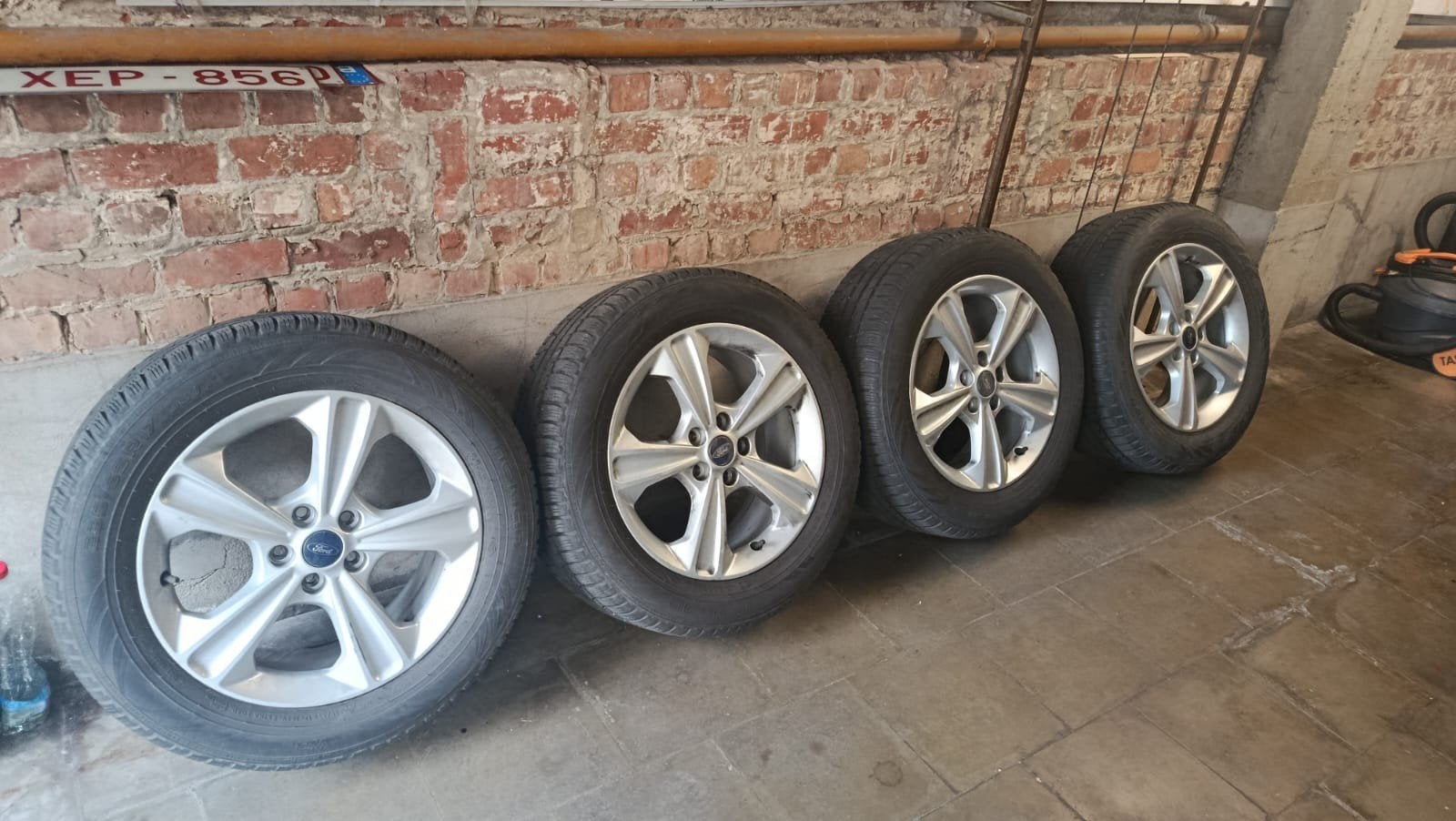 Ford Kuga jantes alus avec pneus hiver 235/55/17 neuf, Neuf, Pneus et Jantes, Pneus hiver, 17 pouces