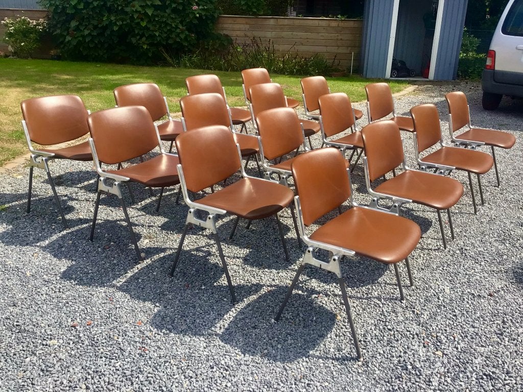LOT: 16 x DSC 106 Leder Piretti Castelli 1960s Stapelstoelen, Ophalen, Gebruikt