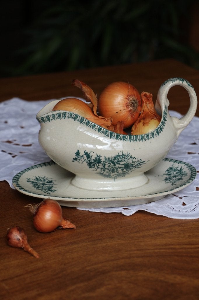 Saucière ancienne en faïence - décor floral vert bouteille, Enlèvement