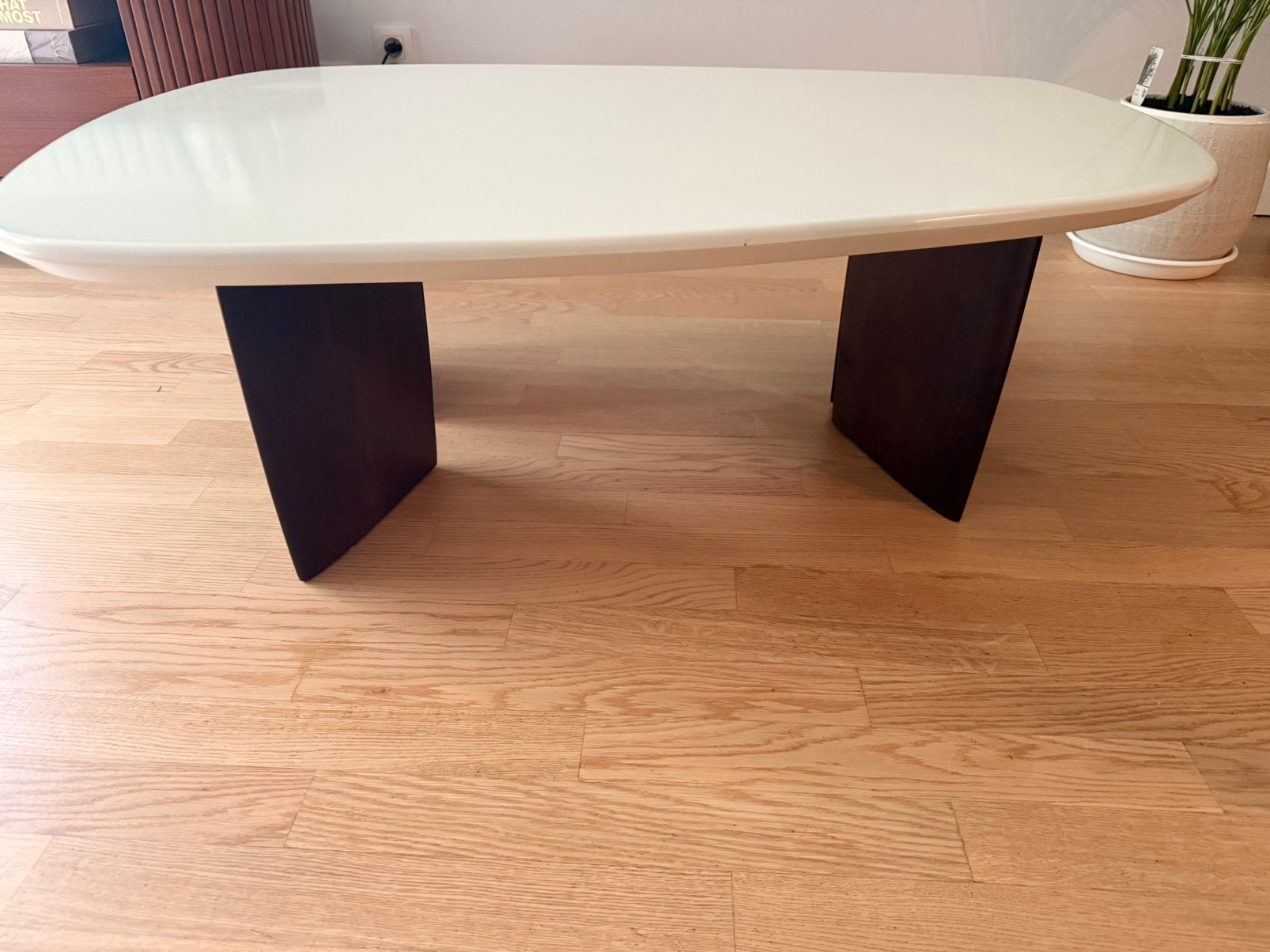 Table basse blanche pieds en bois l’acacia, Maison & Meubles, Enlèvement, Comme neuf
