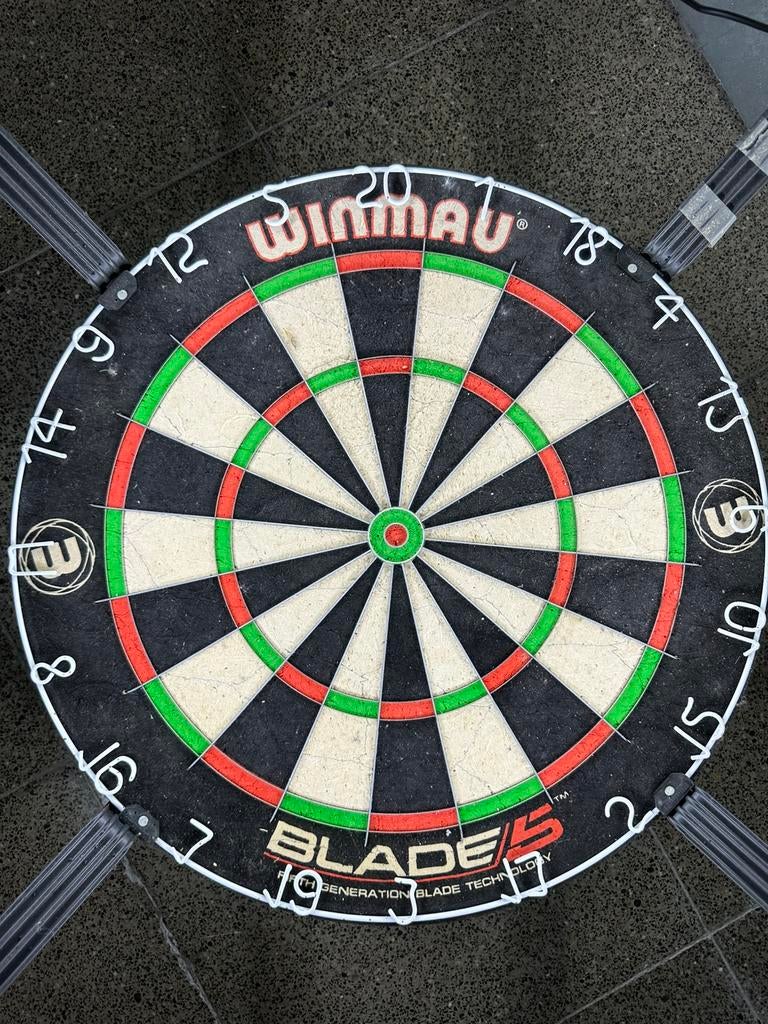 Winmau Blade 5 met ledverlichting, Sport en Fitness, Darts, Ophalen, Zo goed als nieuw