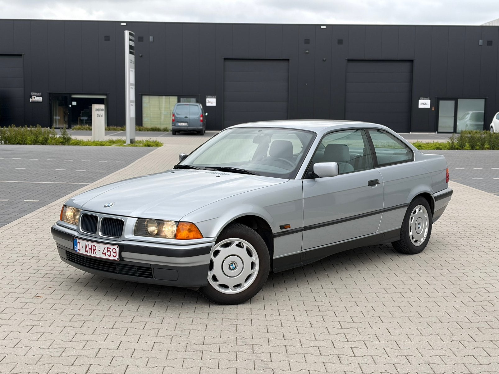 BMW 316i E36 coupe | Oldtimer | Automaat | Mooie staat, Autos, 1190 kg, Achat, Carnet d'entretien, 2 portes