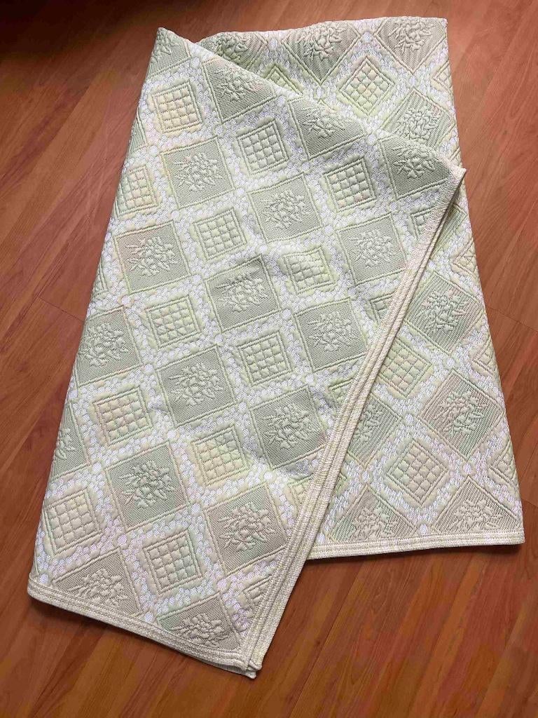 Kleed sprei licht lindegroen 258/197 cm nieuwstaat!, Huis en Inrichting, Slaapkamer | Beddengoed, Ophalen of Verzenden, Gebruikt