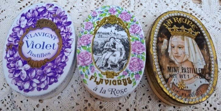 3 Kleine Franse snoepblikjes , Flavigny pastilles, Collections, Enlèvement ou Envoi, Utilisé, Autre, Autres marques