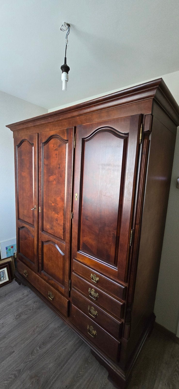 armoire en bois massif avec tiroirs et portes, Enlèvement